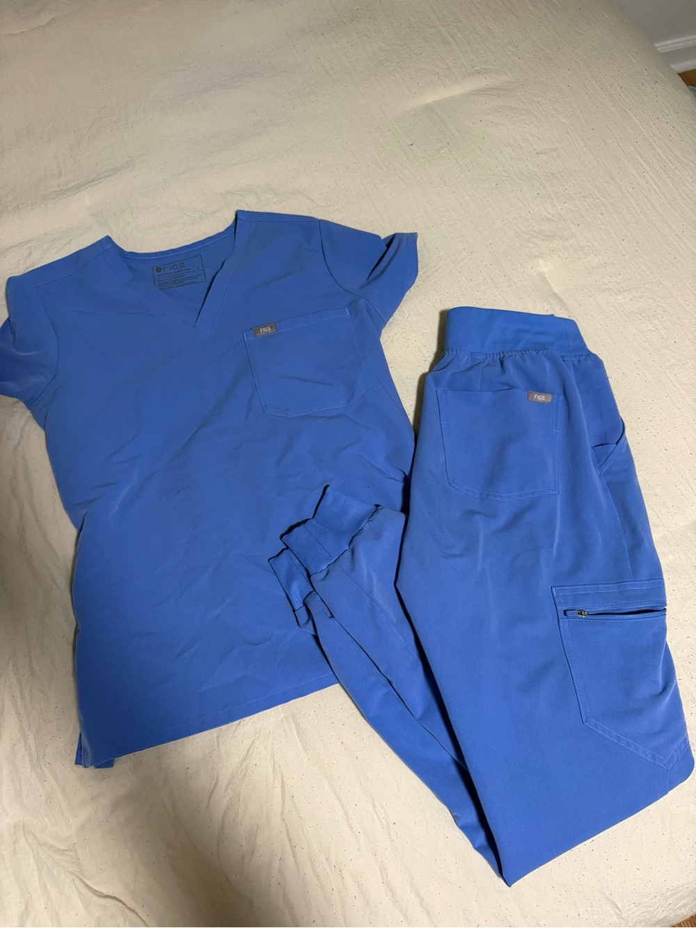 Figs Women's Scrub Sets - Picture 4 of 4